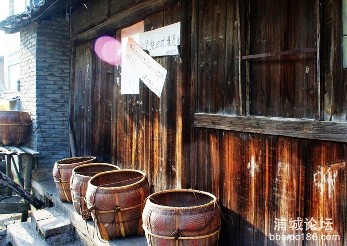  离开这三十多年了，我家住的“牛棚”居然还在，我们全家在这小木屋住了近五年。