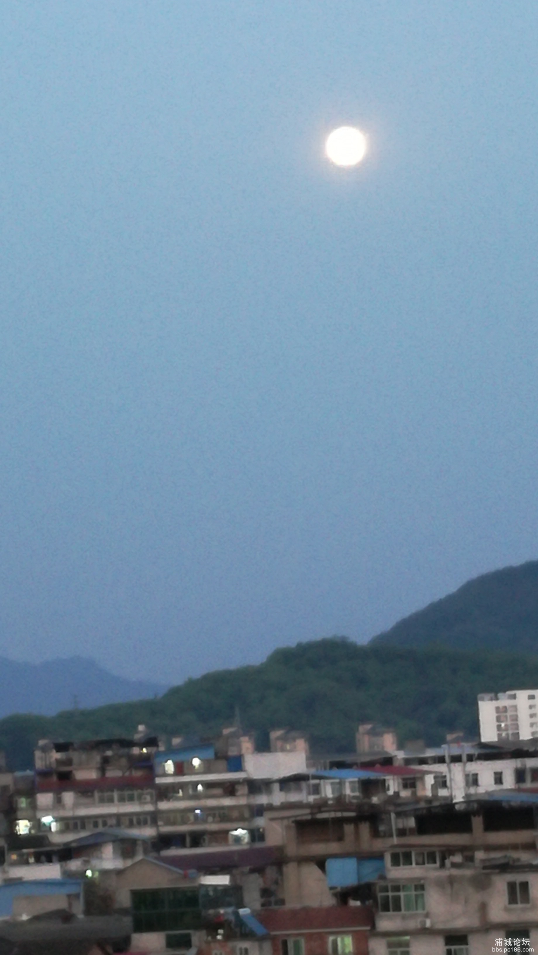 19时的月亮